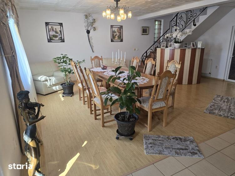 Casă cu 6 camere cu Teren 300 Mp în Sud