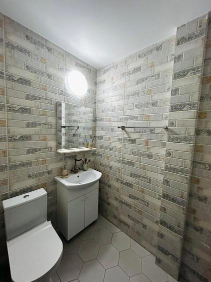 Apartament cu 4 camere semidecomandat, mobilat în Apărătorii Patriei