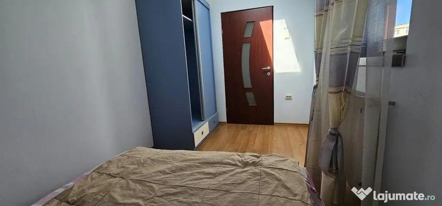 Apartament cu 5 camere decomandat în Micro 20
