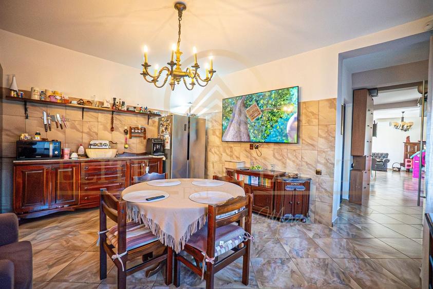 Casă individuală cu 5 camere cu Canalizare în Palazu Mare
