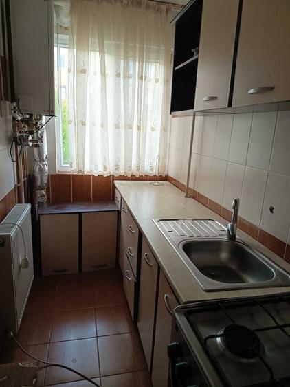 Apartament cu 2 camere semidecomandat în Craiovița Nouă