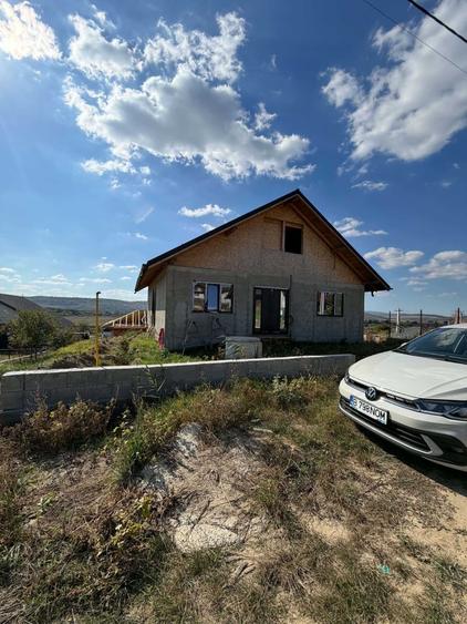 Casă cu 3 camere cu Teren 500 Mp în Secuia