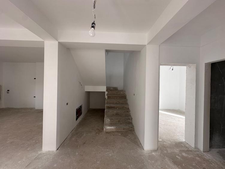 Duplex cu 5 camere cu Canalizare în Moșnița Nouă