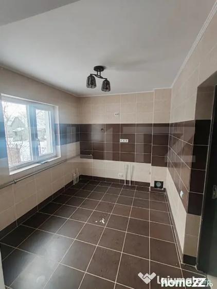 Casă cu 7 camere cu Teren 603 Mp în Central
