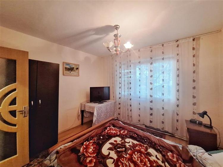 Apartament cu 3 camere decomandat în Milcov