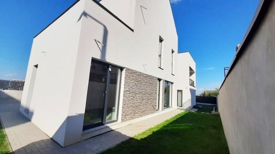 Duplex cu 6 camere cu Canalizare în Europa