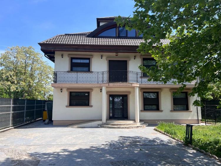 Casă individuală cu 10 camere cu Canalizare în Crevedia