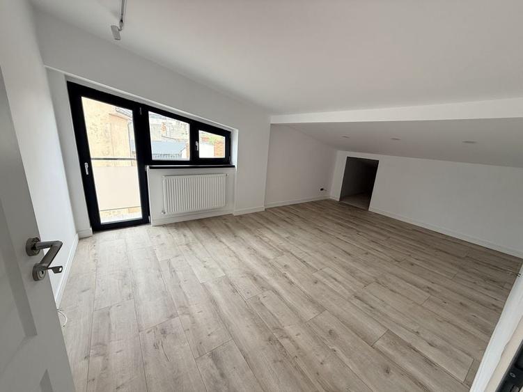 Apartament cu 3 camere semidecomandat în Exterior Vest