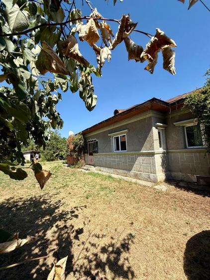 Casă cu 4 camere în Tătărani