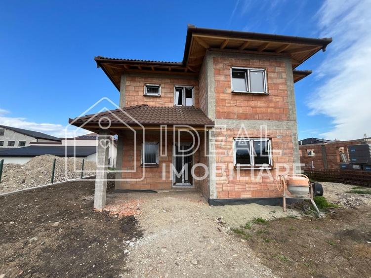 Casă individuală cu 4 camere cu Canalizare în Șura Mică