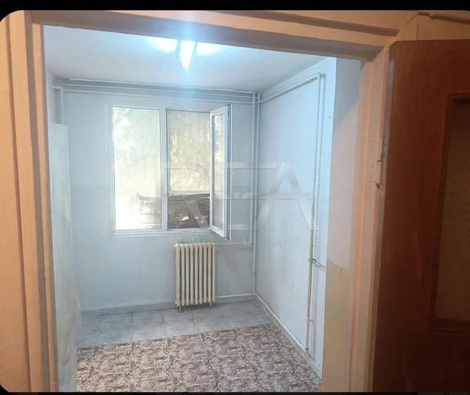 Apartament cu 3 camere semidecomandat în Berceni