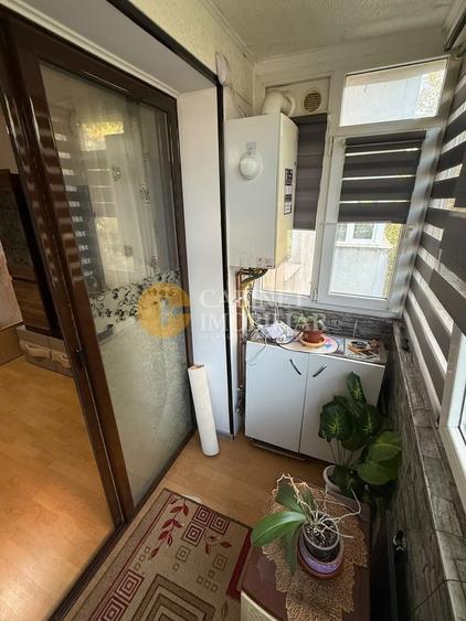Apartament cu 3 camere semidecomandat, mobilat în Podu Roș