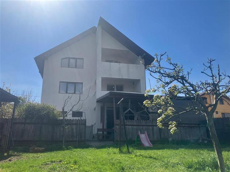 Casă cu 8 camere cu Teren 1172 Mp în Holboca