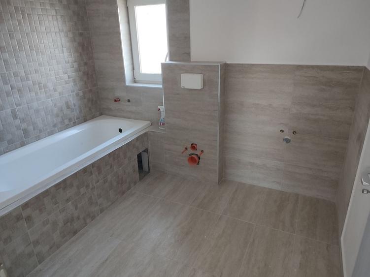 Duplex cu 4 camere cu Canalizare în Exterior Vest