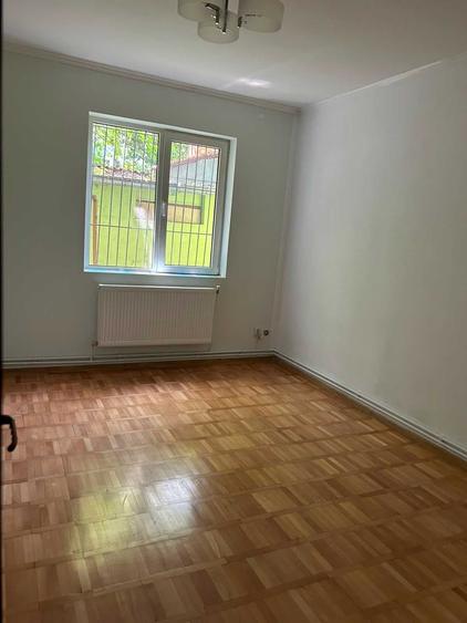 Casă cu 4 camere cu Teren 250 Mp în Vatra Luminoasă