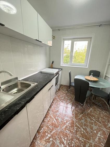 Apartament cu 3 camere semidecomandat în Drumul Taberei