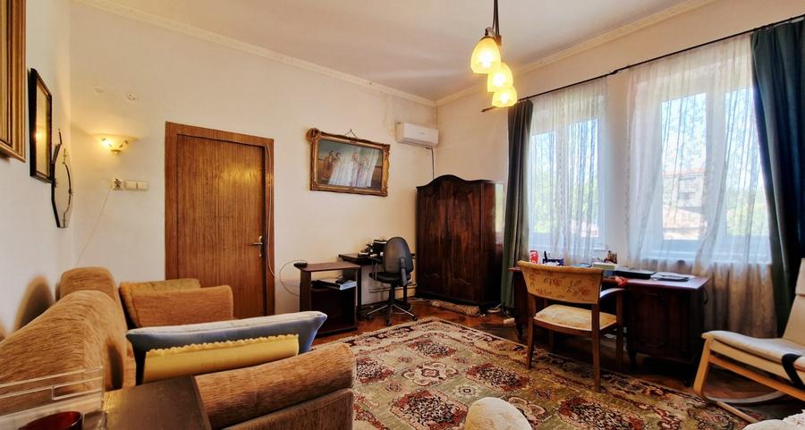 Apartament cu 5 camere semidecomandat în Dacia
