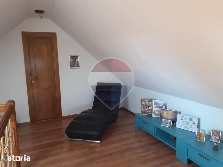 Casă cu 5 camere cu Teren 1112 Mp în Central