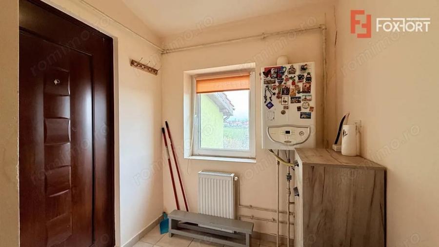 Apartament cu 3 camere semidecomandat în Giarmata