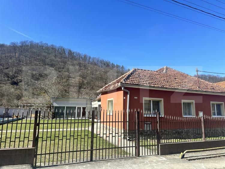 Casă individuală cu 3 camere cu Canalizare în Vest