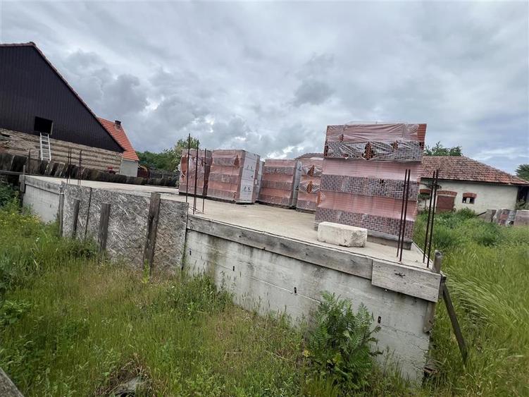 Casă cu 2 camere cu Teren 2635 Mp în Tinca