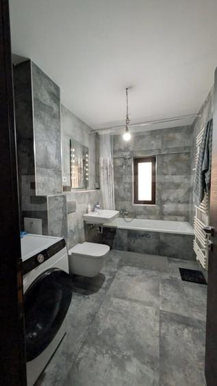 Apartament cu 3 camere semidecomandat, mobilat în Micro 3
