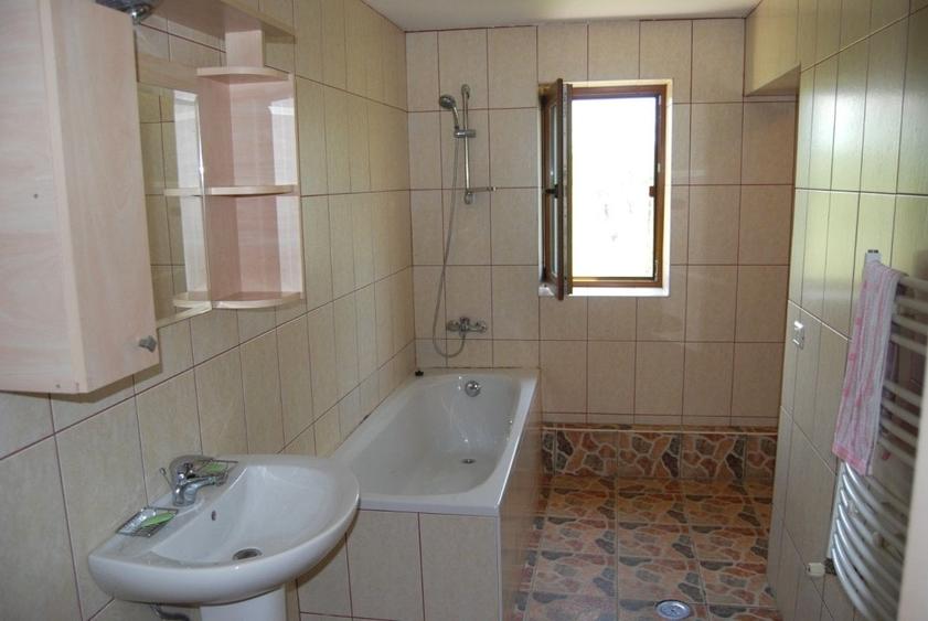 Casă individuală cu 8 camere cu Canalizare în Vârșești