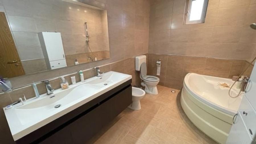 Casă individuală cu 5 camere cu Canalizare în Mehala
