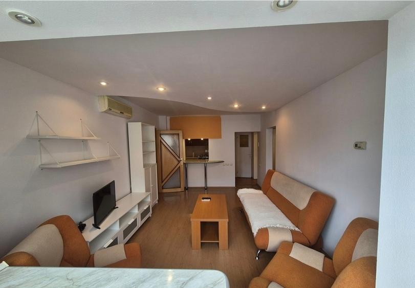 Apartament cu 3 camere semidecomandat, mobilat în Central