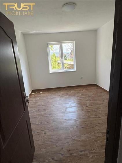 Apartament cu 8 camere semidecomandat în Petriș
