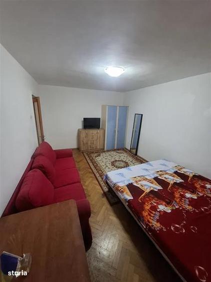 Apartament cu 3 camere decomandat, mobilat în Tei