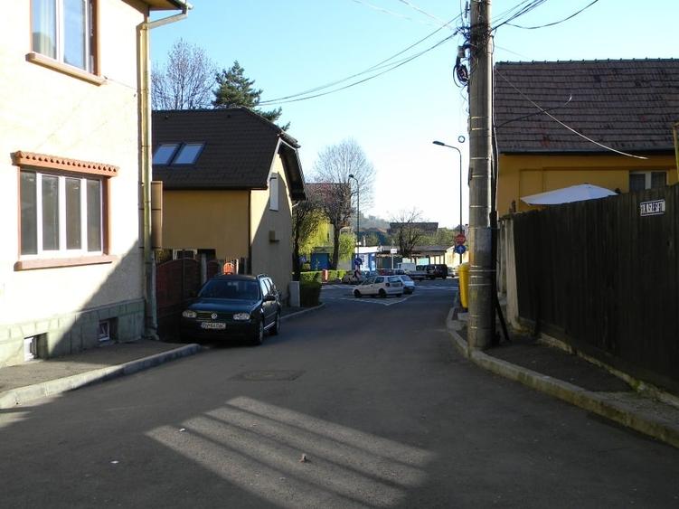 Apartament cu 2 camere semidecomandat, mobilat în Schei