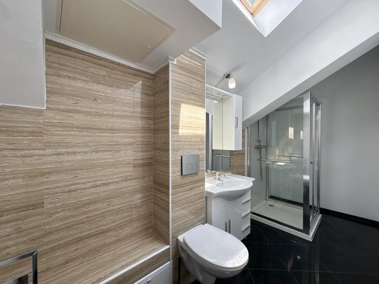 Casă individuală cu 8 camere cu Teren 500 Mp în Odăi