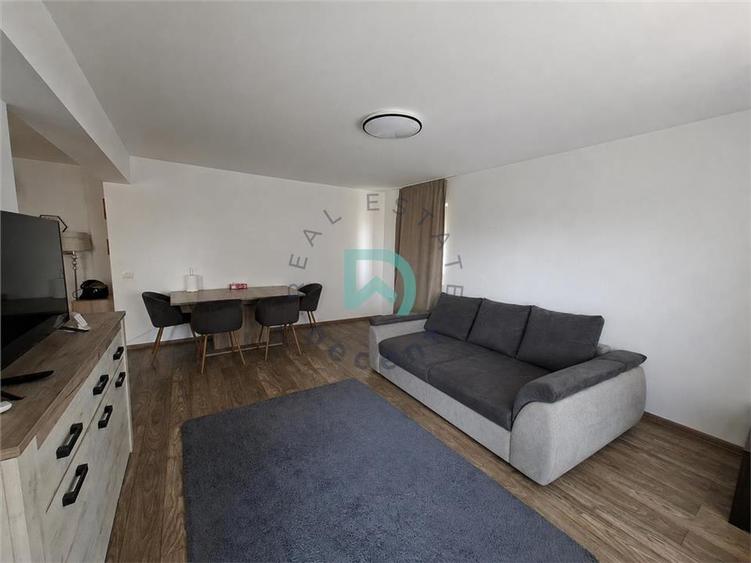 Apartament cu 2 camere decomandat în Tractorul