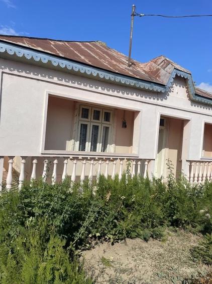 Casă cu 4 camere cu Teren 2820 Mp în Central