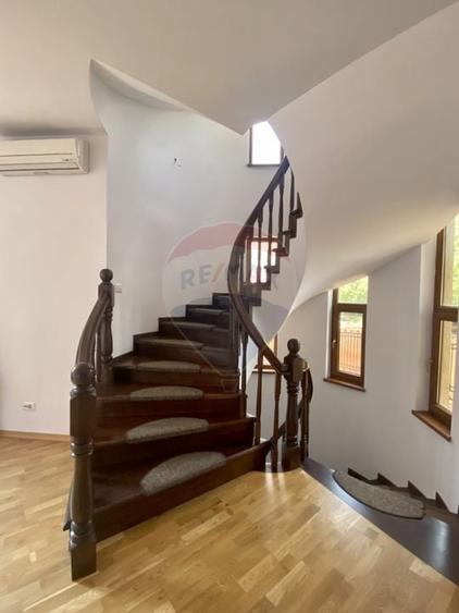 Casă individuală cu 8 camere cu Teren 300 Mp în Aviației