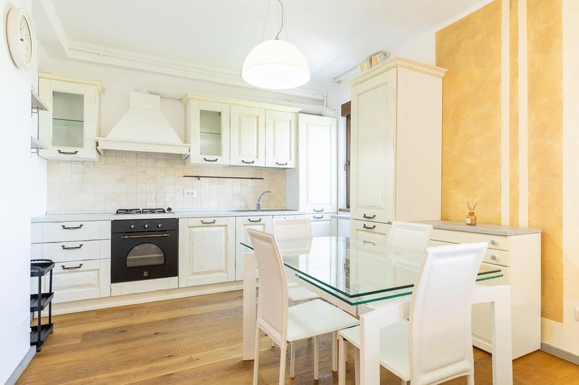 Apartament cu 3 camere decomandat, mobilat în Sisești