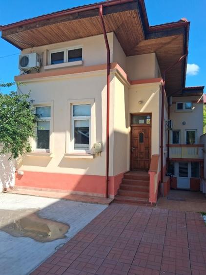 Casă individuală cu 6 camere cu Garaj în Tineretului