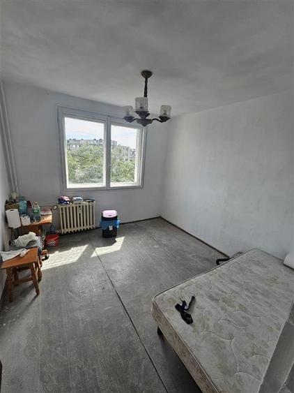 Apartament cu 3 camere semidecomandat în Berceni