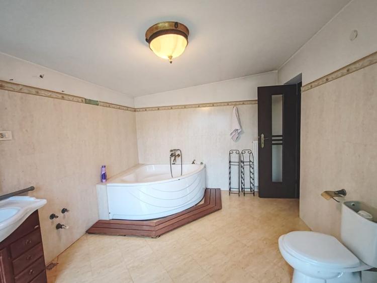 Casă individuală cu 6 camere cu Canalizare în Centrul Istoric