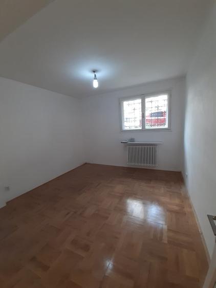 Apartament cu 4 camere decomandat în Tei