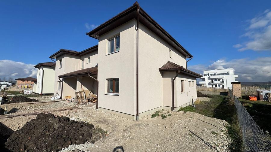 Duplex cu 5 camere cu Canalizare în Șura Mică