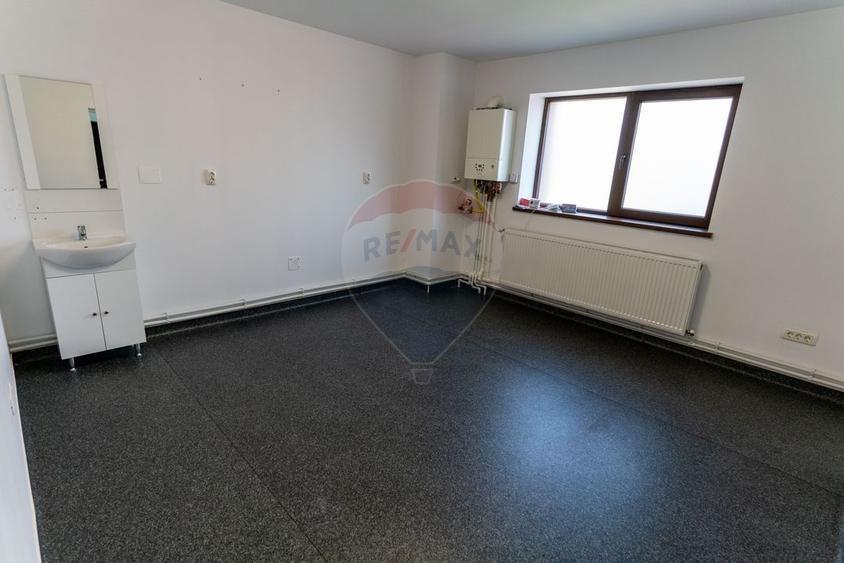 Casă individuală cu 5 camere cu Teren 302 Mp în Central