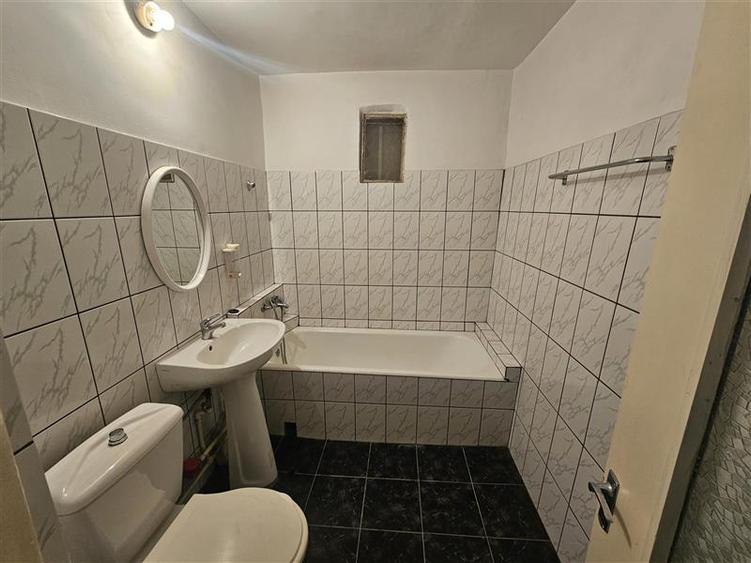 Apartament cu 3 camere decomandat în Micro IV