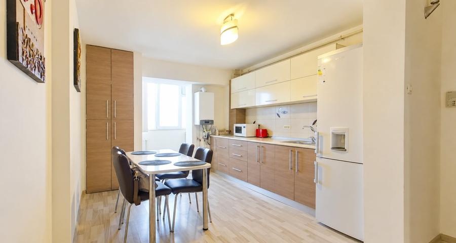 Apartament cu 2 camere semidecomandat, mobilat în Intim