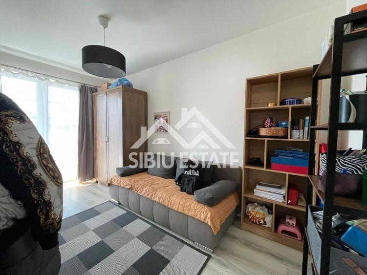 Apartament cu 3 camere semidecomandat, mobilat în Turnișor