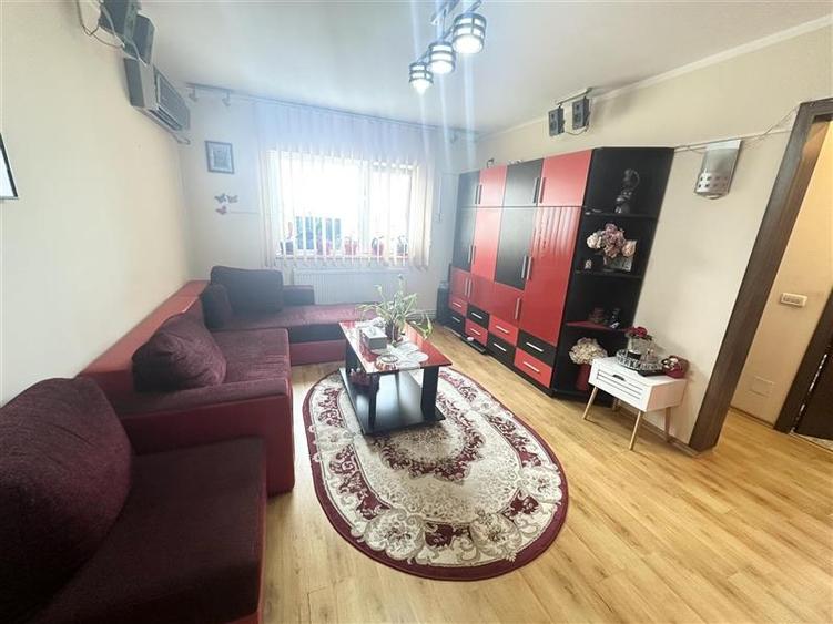 Apartament cu 3 camere semidecomandat, mobilat în Inel I