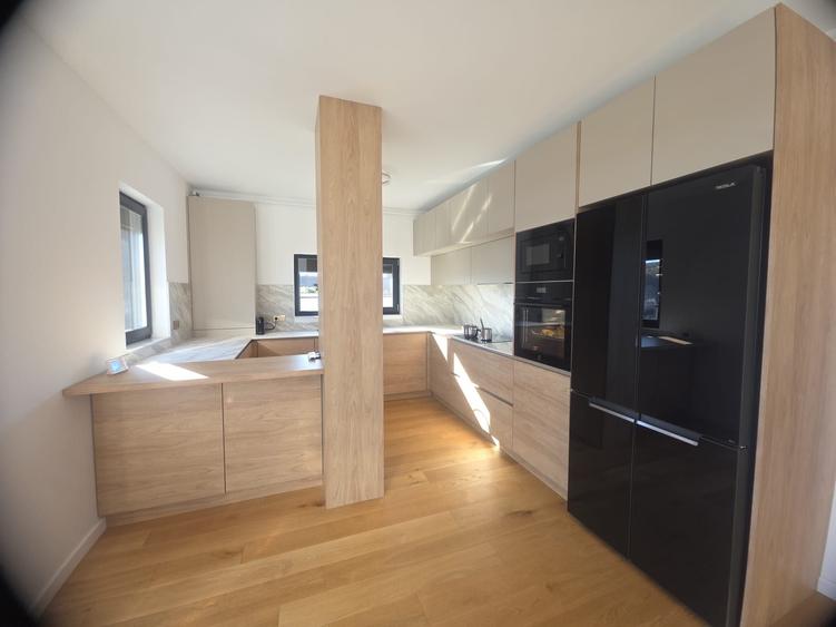 Apartament cu 3 camere decomandat în Livezeni