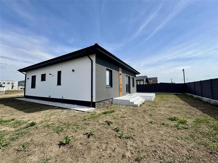 Casă individuală cu 4 camere cu Teren 500 Mp în Sânpetru