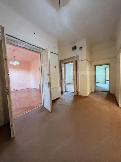 Apartament cu 5 camere decomandat în Sinaia
